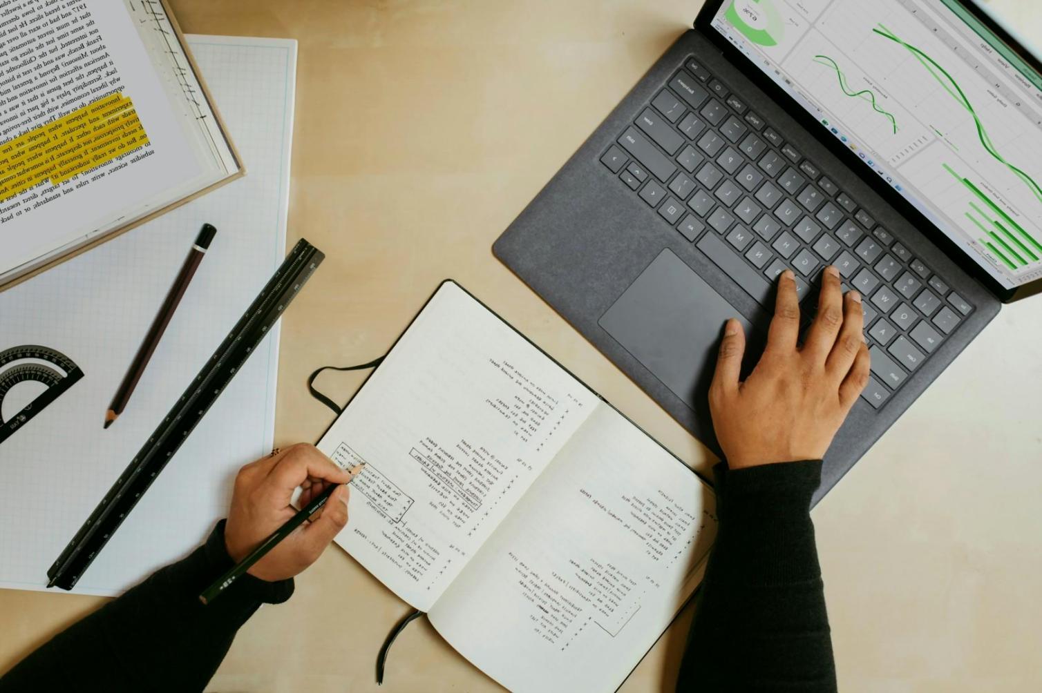 Professionnel analysant des graphiques financiers